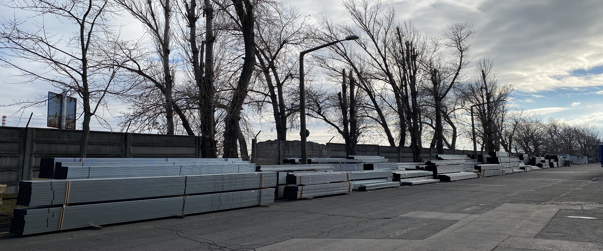 Fémprofilok az udvarban