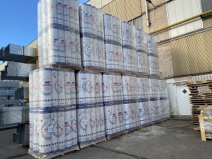 URSA szigetelőanyagok tornyosulnak az udvaron