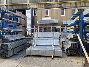 Gipszkarton profilok állványon, és előtte